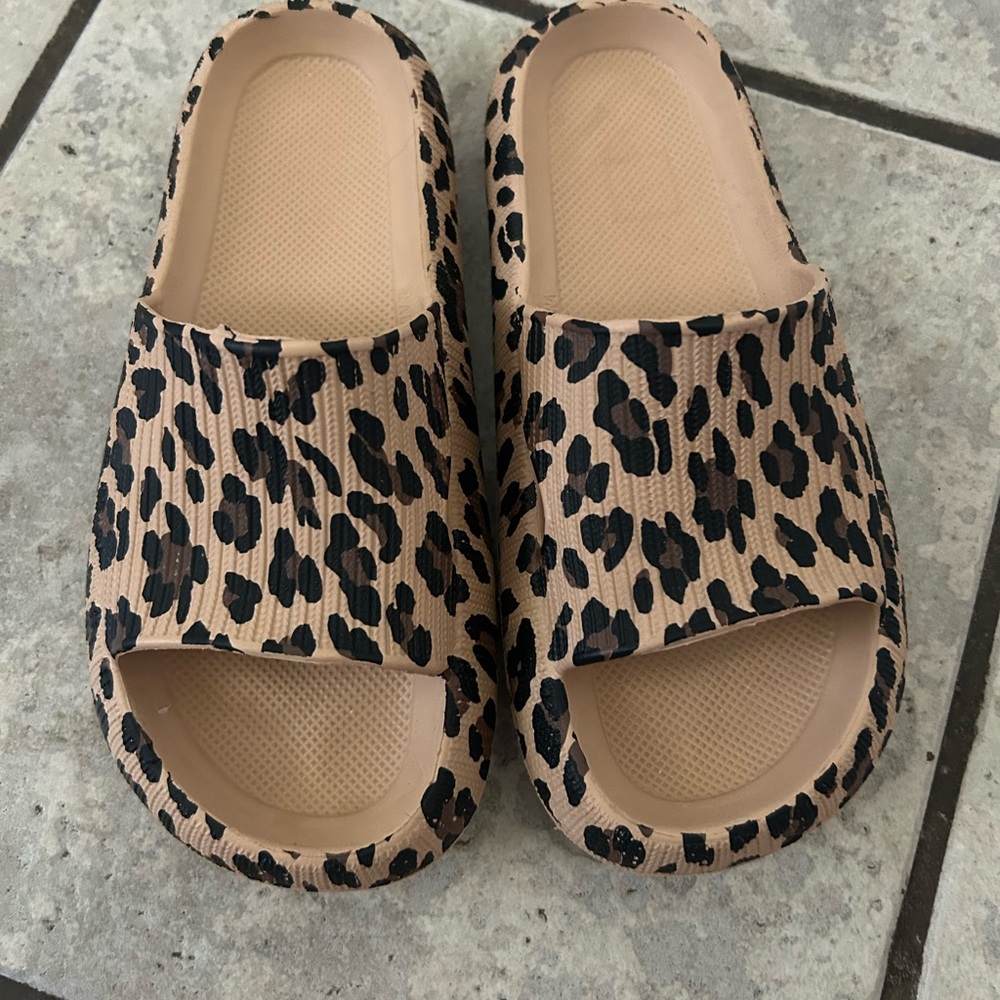 SHEIN Black and Tan Slippers with Leopard Print